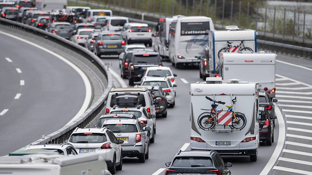 Die Autos stauten sich am Sonntag vor dem Gotthard-Strassentunnel auf der Nord- und Südseite. (Archivbild)