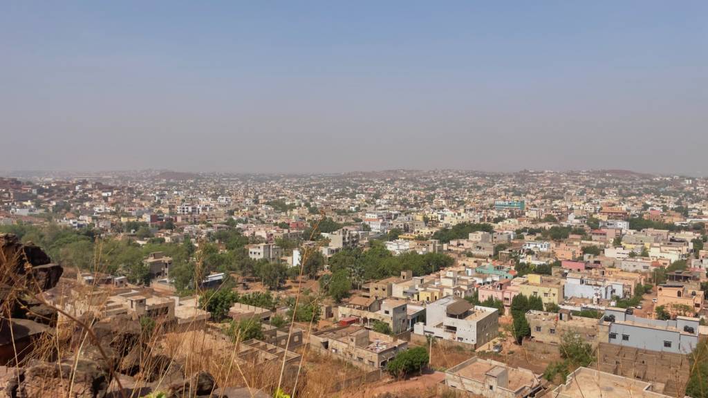ARCHIV - Eine Luftaufnahme der Stadt Bamako in Mali. Foto: Uncredited/AP/dpa (Archivbild)