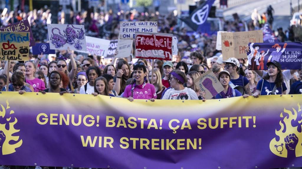 Frauen verdienen immer noch 17,5 Prozent weniger als Männer. 45 Prozent davon sind auf indirekte Diskriminierung wie Beruf, Branche oder Alter zurückzuführen. 55 Prozent gehen jedoch auf das Konto direkter Diskriminierung, so die Gewerkschaft Unia. (Archivbild vom Frauenstreik 2023 in Bern)