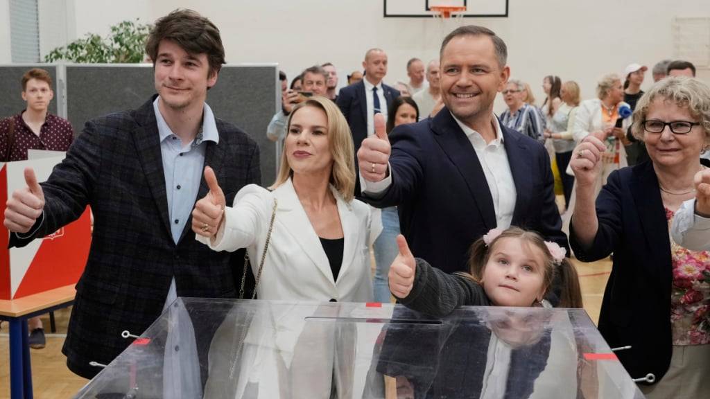 dpatopbilder - Präsidentschaftskandidat Karol Nawrocki, (2.v.r), posiert mit Familienmitgliedern. Foto: Czarek Sokolowski/AP/dpa