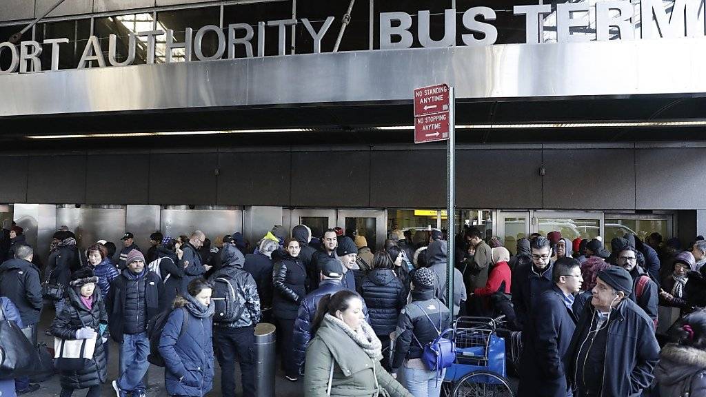 Am Busbahnhof im New Yorker Stadtteil Manhattan zündete ein Mann einen selbstgebauten Sprengsatz. Er verletzte sich und drei weitere Personen.