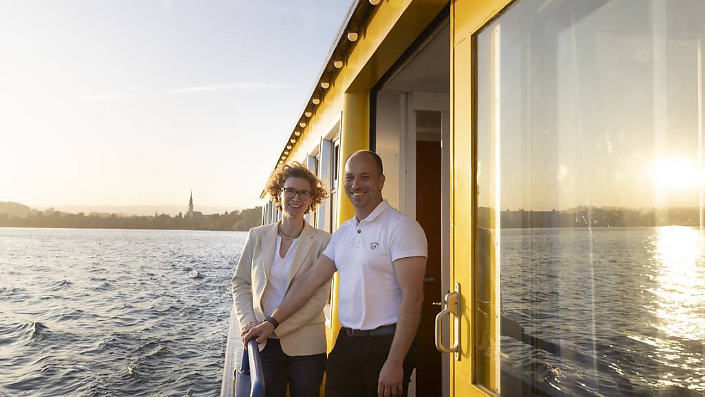 Geschäftsführerin der GGZ Maria Hügin hat die MS Yellow dem neuen Kapitän Olivier Perrot übergeben.