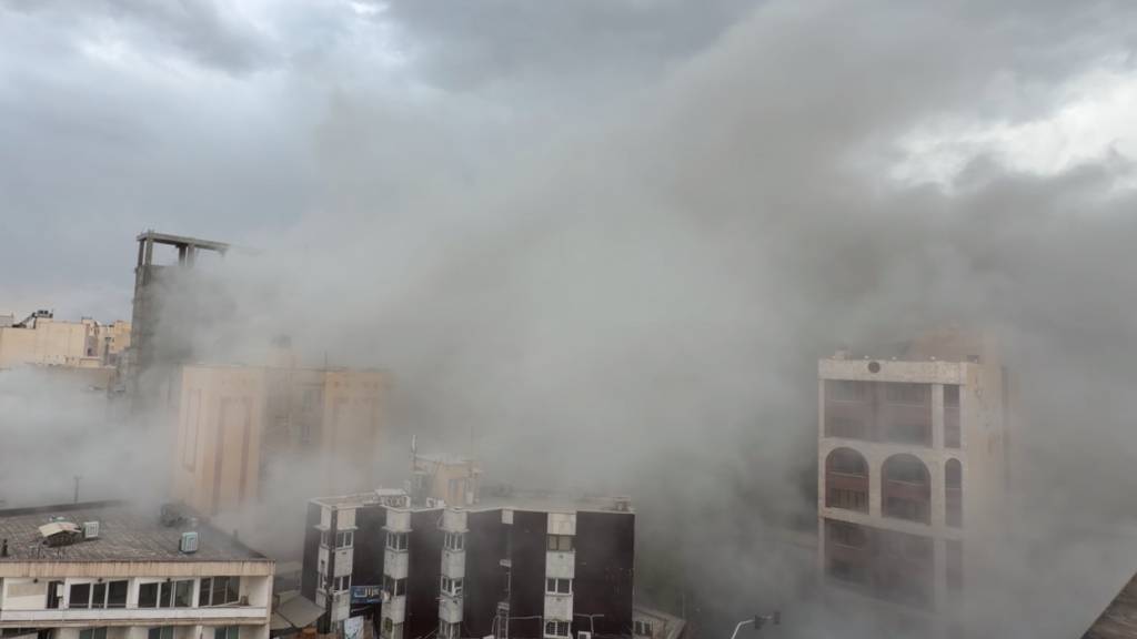 ARCHIV - Eine Straße voller Rauch nach einer Explosion in Teheran. Foto: Mohsen Ganji/AP/dpa