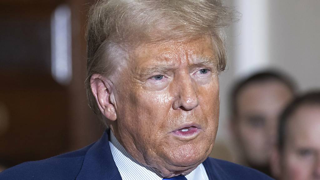 ARCHIV - Donald Trump, ehemaliger Präsident der USA und republikanischer Präsidentschaftskandidat, spricht zu den Medien. Foto: Yuki Iwamura/AP/dpa