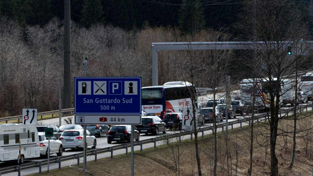 Rückreise-Stau vor dem Gotthard-Tunnel auf der A2 Richtung Norden