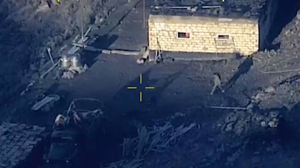 HANDOUT - Infolge des aserbaidschanischen Militäreinsatzes sind in der Konfliktregion Berg-Karabach mehrere Zivilisten getötet und verletzt worden. Foto: Uncredited/Defense Ministry of Azerbaijan/AP/dpa - ACHTUNG: Nur zur redaktionellen Verwendung im Zusammenhang mit der aktuellen Berichterstattung und nur mit vollständiger Nennung des vorstehenden Credits