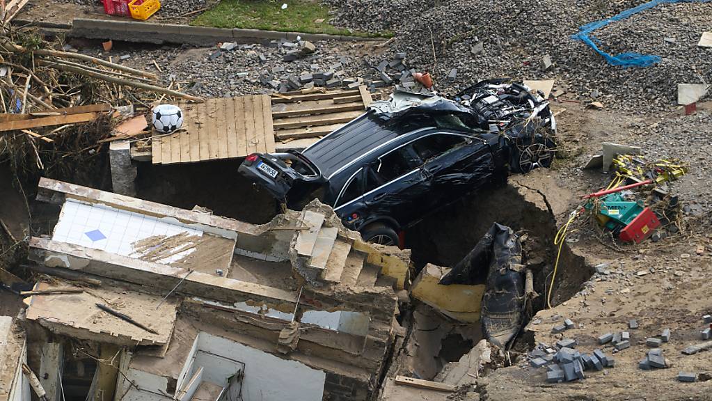 dpatopbilder - Häuser und Autos im Ahrtal im Ortsteil Walporzheim sind zerstört. Foto: Thomas Frey/dpa