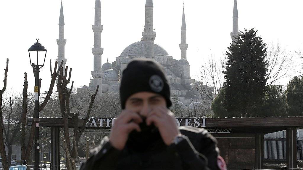 Sicherheitskräfte sperren den Ort des Anschlags vor der Blauen Moschee in Istanbul ab.