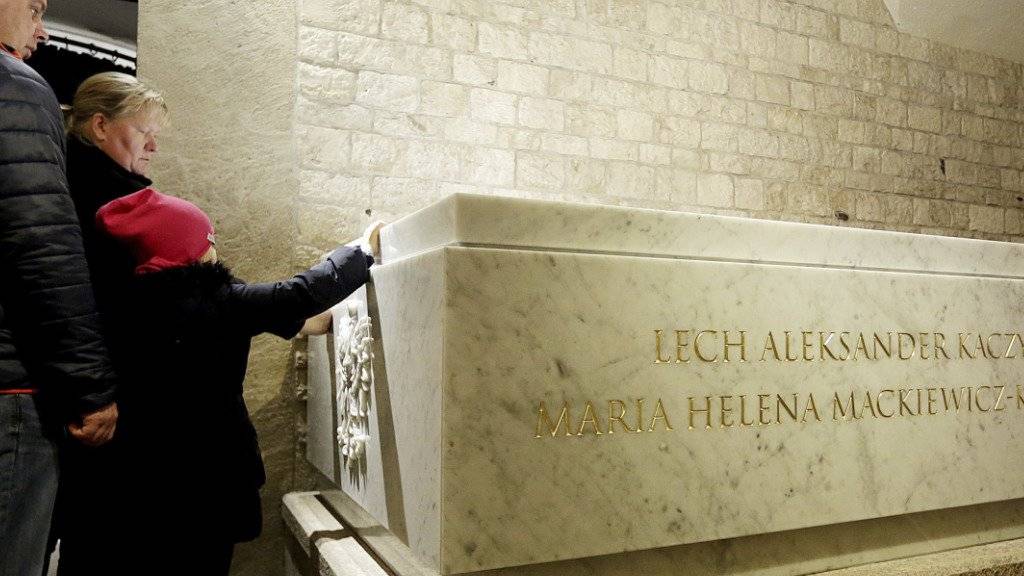 Letzte Ruhe im Steingrab: Polens Präsidentenpaar Lech und Maria Kaczynski nach Exhumierung erneut bestattet.