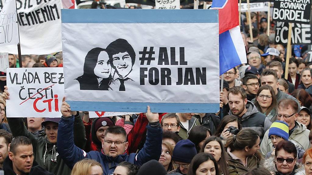 Zehntausende in der Slowakei fordern echte Konsequenzen für die Verantwortlichen hinter dem Mord am Enthüllungsjournalisten Kuciak (im Bild der Protest in der Hauptstadt Bratislava).
