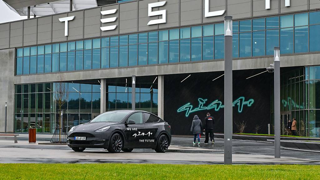 Nach einer Zwangspause wegen fehlender Teile als Folge der Lage am Roten Meer will US-Elektroautobauer Tesla die Produktion in Grünheide am Montag (12. Februar) wieder komplett starten. (Archivbild)