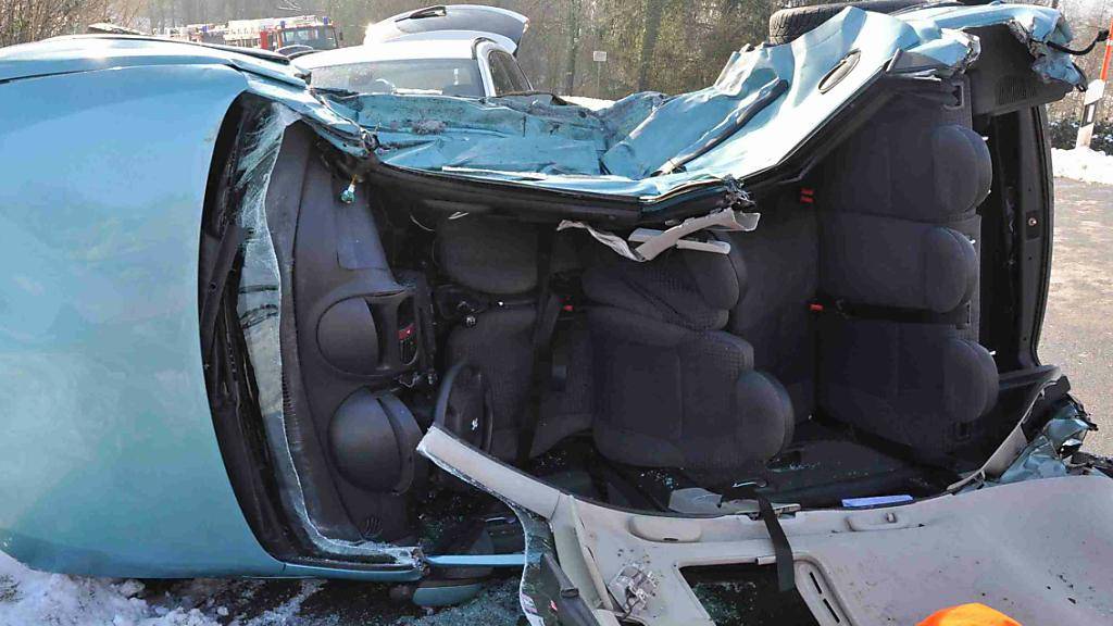 Bei der Kollision ist der Beifahrer in diesem Auto ums Leben gekommen. Der 27-Jährige Lenker erlitt schwere Verletzungen. Rettungskräfte mussten die beiden Männer mit Spezialwerkzeugen aus dem Fahrzeug befreien.