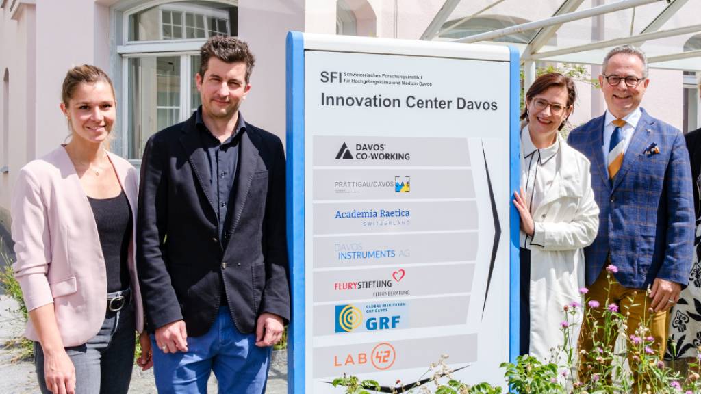 Geleitet wird das neue Reallabor von Melanie Tamborini und Dominik Knaus (links neben der Tafel).