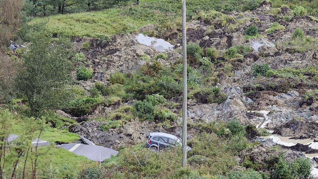 Die Autobahn E6 bei Stenungsund ist nach einem Erdrutsch in beiden Richtungen gesperrt. Foto: Adam Ihse/TT News Agency/AP/dpa - ACHTUNG: Nur zur redaktionellen Verwendung und nur mit vollständiger Nennung des vorstehenden Credits