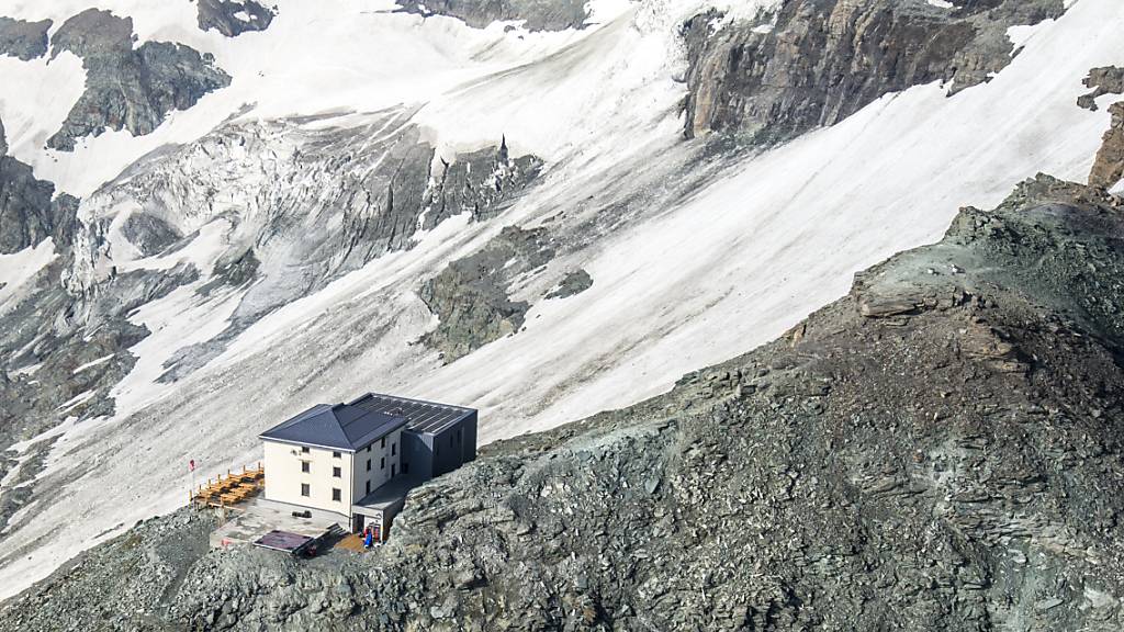 Unterhalb der Hörnlihütte am Matterhorn ist am Freitag ein 26-jähriger Mann in den Tod gestürzt. (Archivbild)