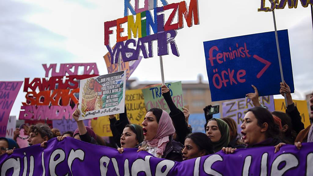 Gewalt gegen Frauen - Protest in Istanbuler Zentrum verboten