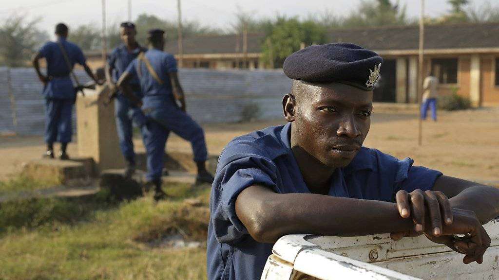 Polizeikräfte versuchen Burundis Hauptstadt Bujumbura zu beruhigen.