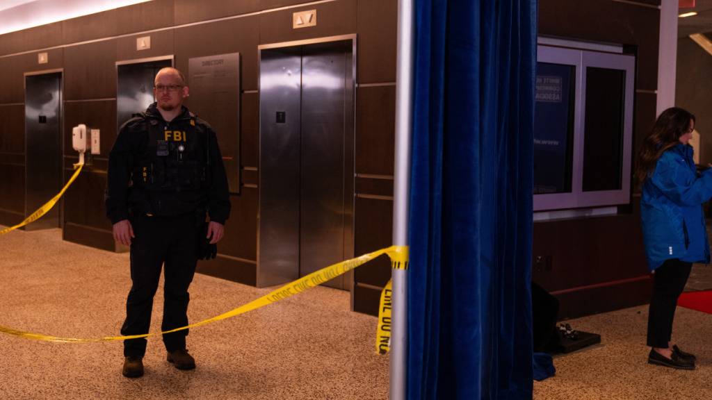 ARCHIV - Personen stehen in der Lobby des Washington Hilton nach einem Zwischenfall, der das White House Correspondents Dinner in Washington störte. Foto: Allison Robbert/FR172296 AP/dpa