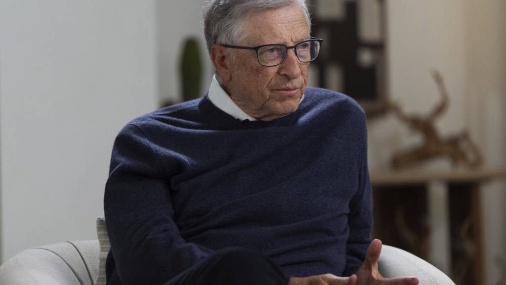 ARCHIV - Microsoft-Gründer Bill Gates spricht bei einem Interview mit der US-Presseagentur The Associated Press (AP) in Indian Wells, Kalifornien. Foto: Jae C. Hong/AP/dpa