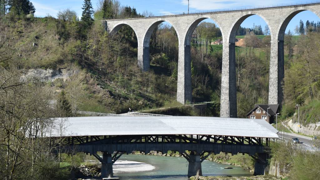 Brücke und Brücke: Im Vordergrund die Thurbrücke aus Holz. (Bild: Tagblatt/Timon Kobelt)