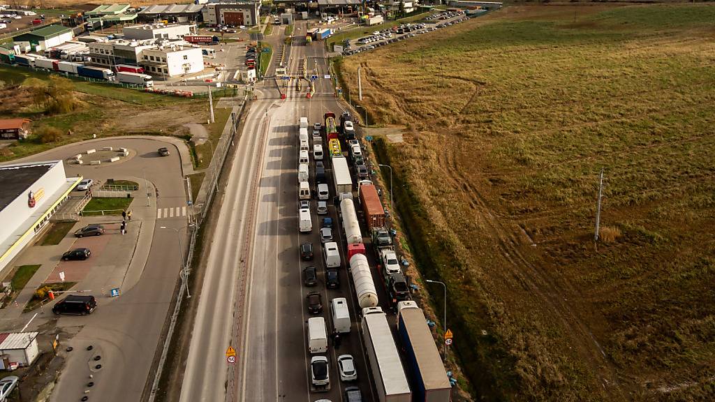 dpatopbilder - Lastwagen stehen in langen Schlangen hintereinander, um die Grenze im polnischen Medyka zu überqueren. Foto: Dominika Zarzycka/SOPA Images via ZUMA Press Wire/dpa