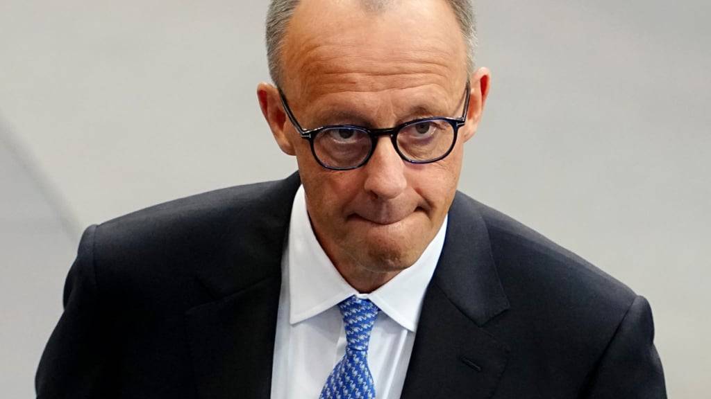 Der designierte Bundeskanzler Friedrich Merz (CDU) steht im Bundestag bei der Kanzlerwahl. CDU-Chef Friedrich Merz ist bei der Kanzlerwahl im Bundestag im ersten Wahlgang durchgefallen. Foto: Kay Nietfeld/dpa