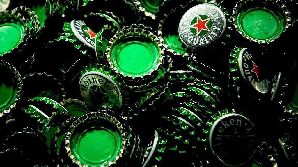 Heineken, die Nummer Drei auf dem weltweiten Biermarkt, erhofft sich trotz Preisdruck auch für das laufenden Jahr steigende Gewinne. (Archivbild)