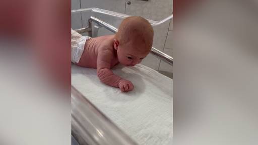 Nach drei Tagen: Neugeborenes hebt den Kopf und will Krabbeln