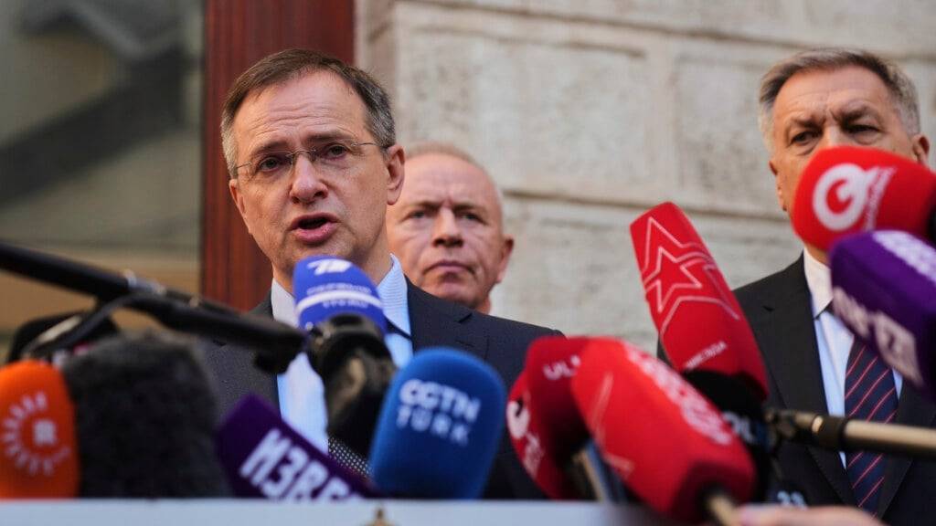 Der russische Präsidentenberater Wladimir Medinski gibt vor Journalisten im russischen Konsulat in Istanbul eine Erklärung ab. Foto: Francisco Seco/AP/dpa