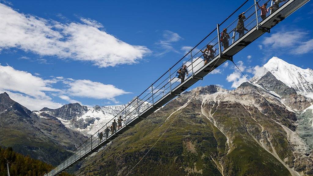 Nervenkitzel garantiert und nur für schwindelfreie Wanderer: Auf fast einem halben Kilometer Länge führt die Hängebrücke teilweise auf einer Höhe von 85 Metern über das Tal.