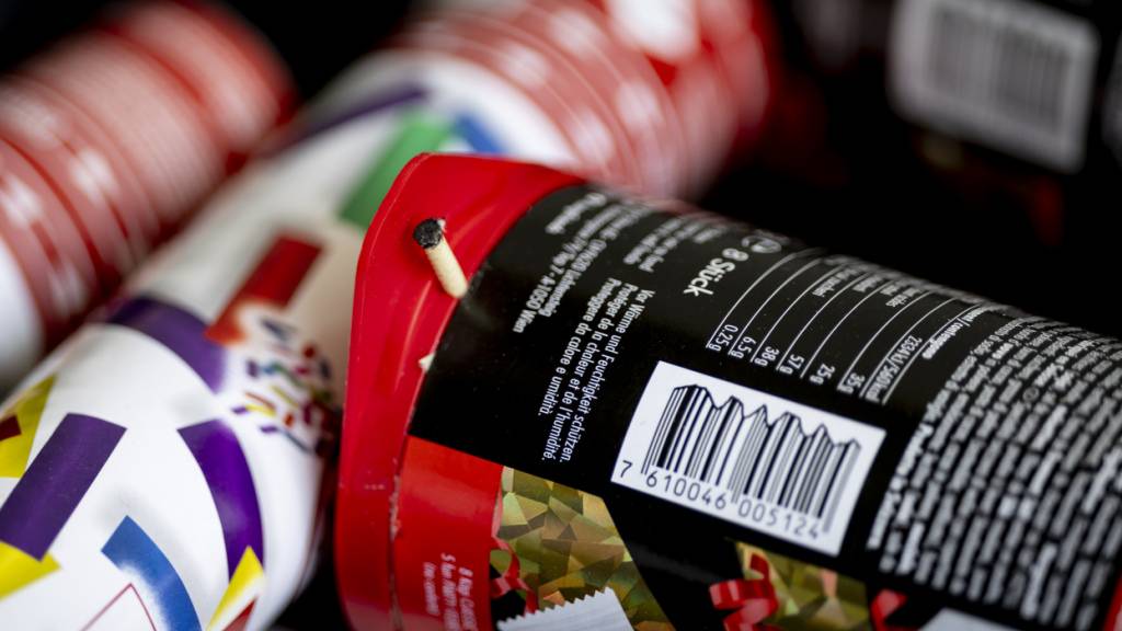 Laute Böller ohne Lichteffekte sollen künftig verboten werden. Dieser Meinung ist auch der Bundesrat. (Archivbild)