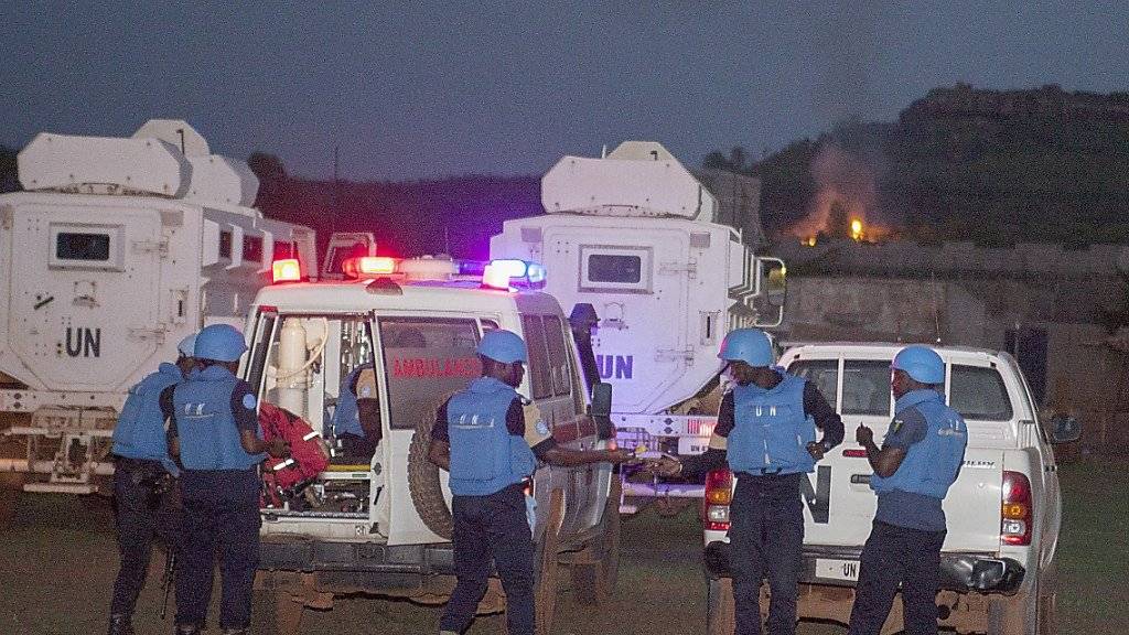 Der Anschlagsort ausserhalb der malischen Hauptstadt Bamako wird von Sicherheitskräften abgesucht.