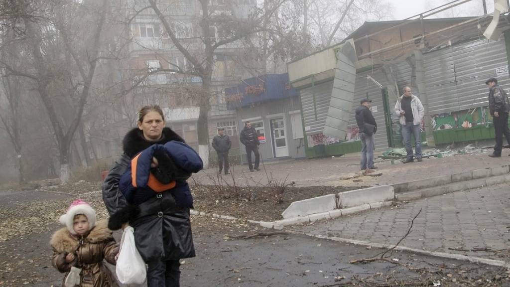 Eine ukrainische Frau mit ihren Kindern in den Strassen von Donezk. Die prorussischen Separatisten wollen das komplette Territorium der historischen Provinz (Oblast) Donezk in ihren neuen Staat einbinden. (Archivbild)