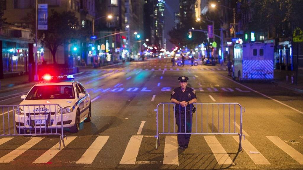 Ein Polizist im New Yorker Szeneviertel Chelsea. Bei der Explosion am Samstag waren über zwei Dutzend Menschen verletzt worden.