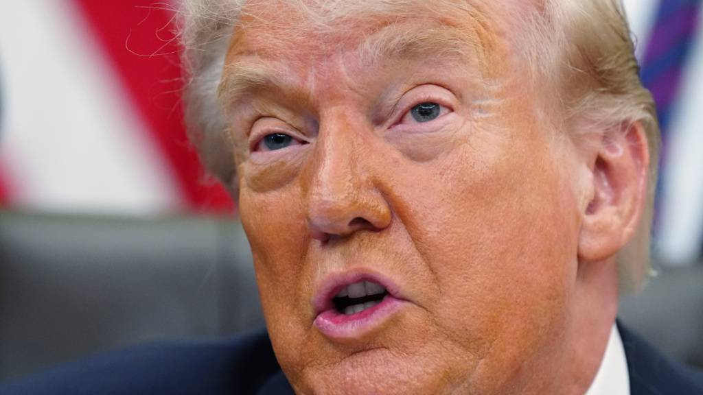 Donald Trump, Präsident der USA, unterzeichnet eine Proklamation im Oval Office des Weißen Hauses. Foto: Jacquelyn Martin/AP/dpa
