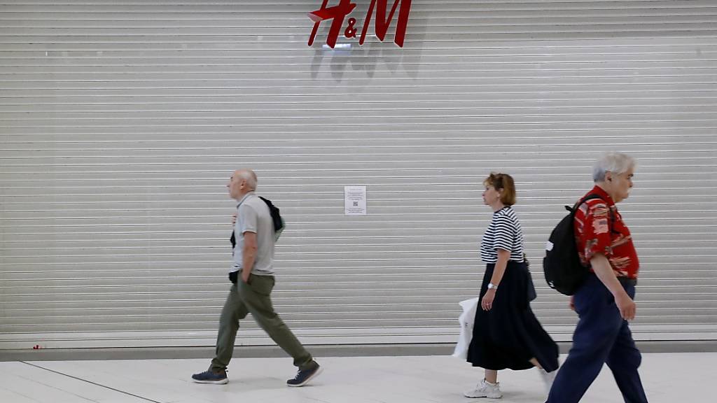 Bald sollen Menschen in der Ukraine wieder bei H&M shoppen können: Der schwedische Konzern will seine Filialen ab November schrittweise wieder öffnen. (Symbolbild)