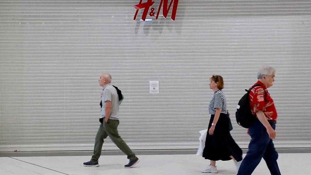 Bald sollen Menschen in der Ukraine wieder bei H&M shoppen können: Der schwedische Konzern will seine Filialen ab November schrittweise wieder öffnen. (Symbolbild)