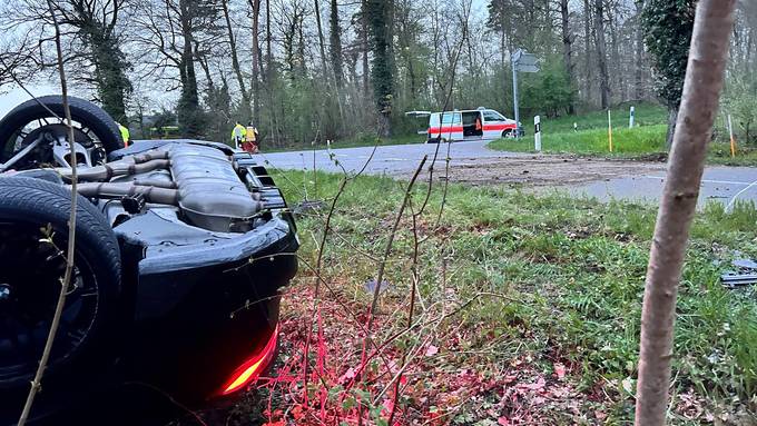 21-Jähriger verunfallt in Rheinau – Auto bleibt auf Dach im Wald liegen