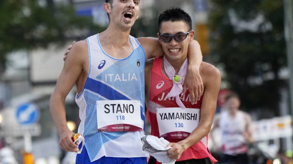 Freuen sich füreinander: Olympiasieger Massimo Stano und der drittklassierte Japaner Toshikazu Yamanishi