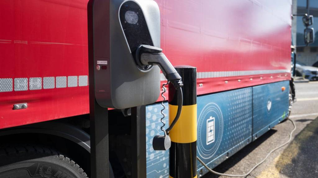 Für Elektro-Lastwagen soll ab 2029 die LSVA bezahlt werden müssen. Das plant der Bundesrat, entscheiden muss aber das Parlament. (Archivbild)