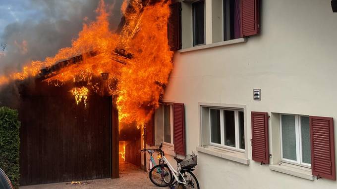 Feuer greift in Leutwil von Garage auf Haus über – grosser Schaden