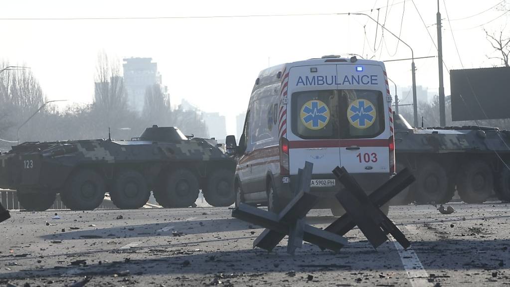 Bei Kämpfen in der Ukraine sind nach Angaben des Gesundheitsministers Wiktor Ljaschko mindestens 198 Zivilisten getötet worden. Landesweit liegt die Zahl der Verletzten derzeit  bei 1115. Die Rettungskräfte geben wie hier in Kiew ihr Bestes, um Verwundeten zu helfen. Foto: Efrem Lukatsky/AP/dpa