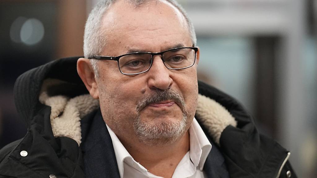 Boris Nadeschdin betritt das Zentrale Wahlkomitee Russlands, um seine Unterlagen als Präsidentschaftskandidat für die bevorstehenden Präsidentschaftswahlen einzureichen. Foto: Alexander Zemlianichenko/AP