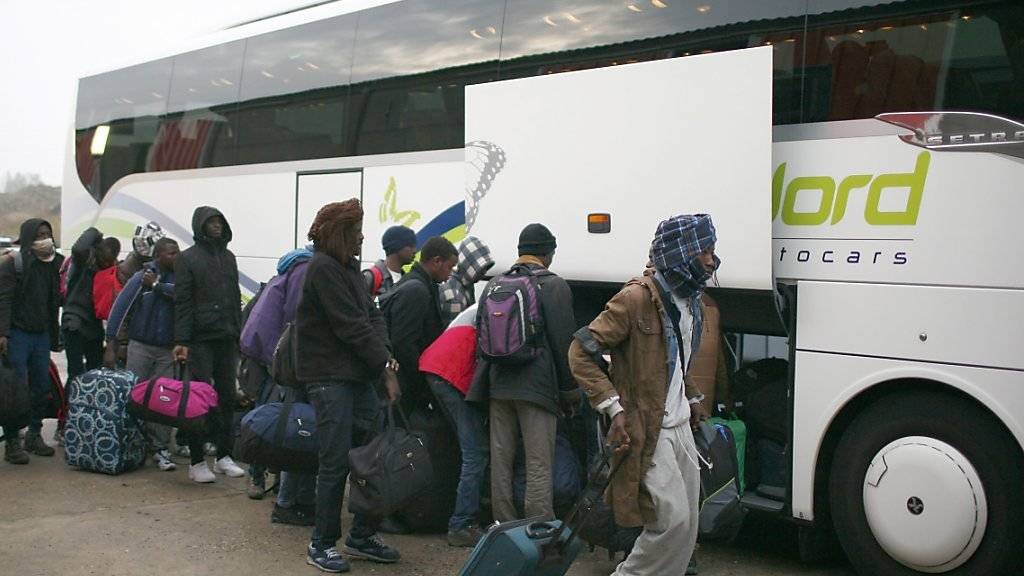 Mit Bussen werden die Flüchtlinge aus dem «Dschungel» in Calais in Erstaufnahmezentren in ganz Frankreich gebracht.