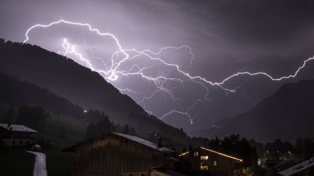 In der Schweiz ist es am Donnerstagabend und in der Nacht auf Freitag in einigen Regionen stellenweise zu kräftigen Gewittern gekommen. (Archivbild)