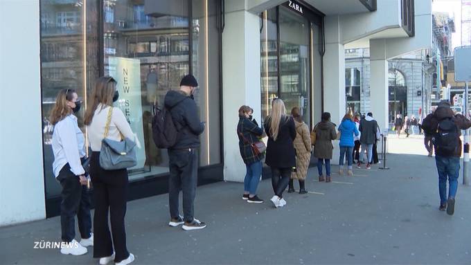 Ladenöffnungen nach dem Lockdown: Ansturm und Schlange stehen