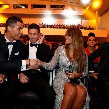 Baggert Ronaldo Messis Frau an?