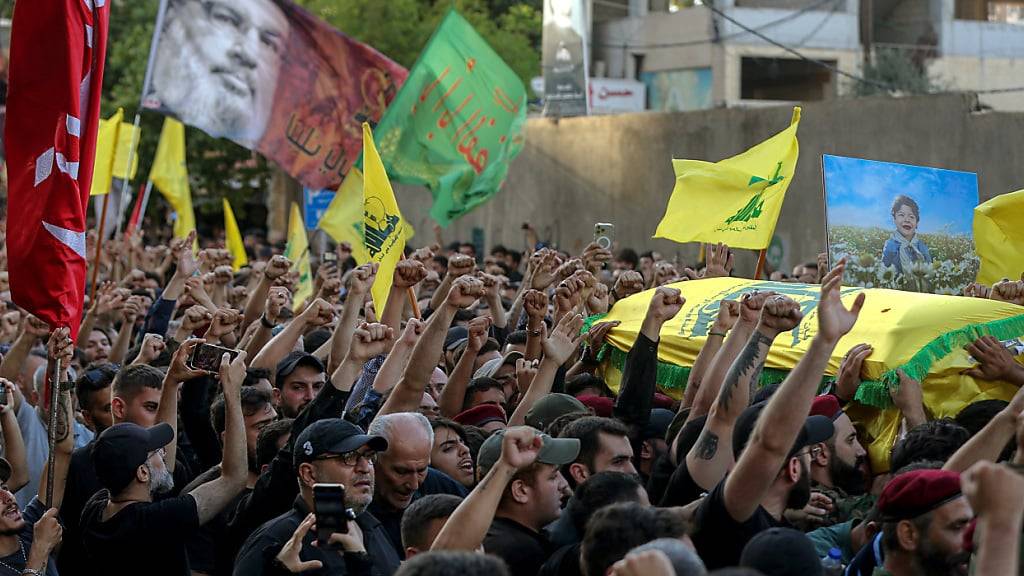 dpatopbilder - Pro-iranische Hisbollah-Kämpfer tragen den Sarg eines der drei Kommandeure der Elitebrigade al-Radwan, die bei einem israelischen Luftangriff auf einen südlichen Vorort von Beirut getötet wurden, während des Trauerzuges. Foto: Marwan Naamani/dpa