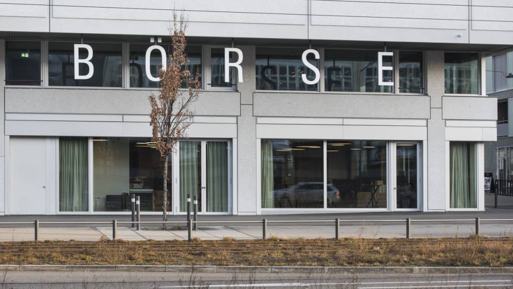 Der Schweizer Leitindex SMI erreicht ein neues Allzeithoch. Vor allem die Schwergewichte Novartis, Nestlé und Roche treiben die Kurse an. (Archivbild)