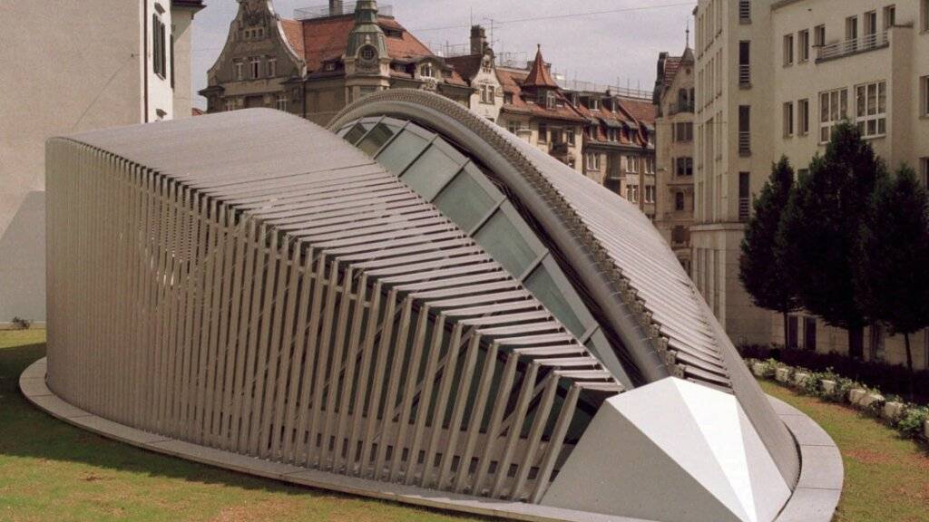 Seit 1999 wird die Notrufzentrale der St. Galler Kantonspolizei im Calatrava-Bau betrieben. Nun hat die Infrastruktur ihre Nutzungsdauer erreicht und es fehlt an Platz. Wie das Bauwerk künftig genutzt wird, ist noch offen. (Archivbild)